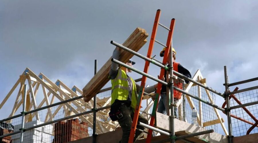 Le Québec est à un point critique : sans le recrutement d’environ 17 000 travailleurs annuellement ces cinq prochaines années, nos chantiers devront mettre la pédale douce au risque de retarder des projets.